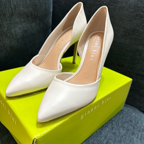 Gianni Bini Elegant White Pointed Heels - Picture 1 of 9